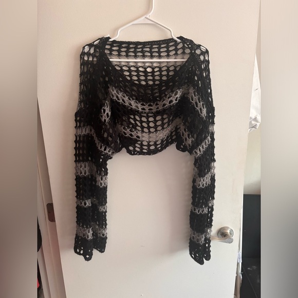 Black and grey shoulder sweater - Picture 1 of 3